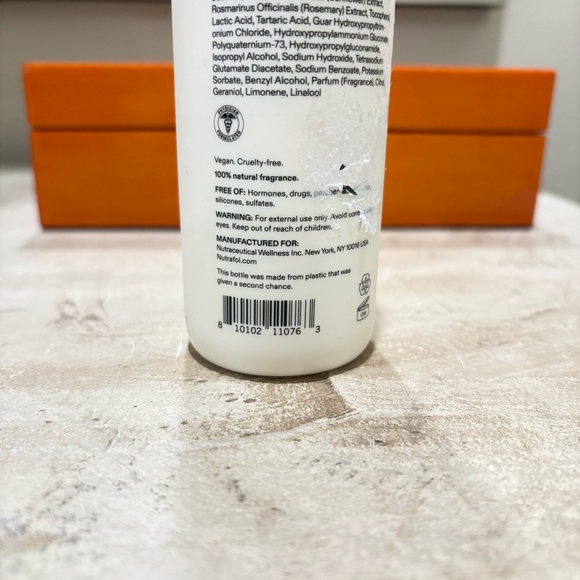 Nutrafol DAILY
PROTECTIVE HAIR
CONDITIONER: One (1) 8.1
fl oz New Sealed NWT - Picture 2 of 4